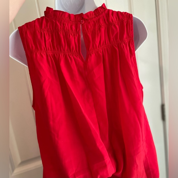 Joie Rose Petal Red (Cayenne)
Sleeveless Smocked Keyhole Back Tank
Blouse Small - Picture 6 of 9